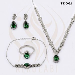طقم مجوهرات فضة تركي مرصع بالكريستال الأخضر طقم مجوهرات فضة تركي مرصع بالكريستال الأخضر